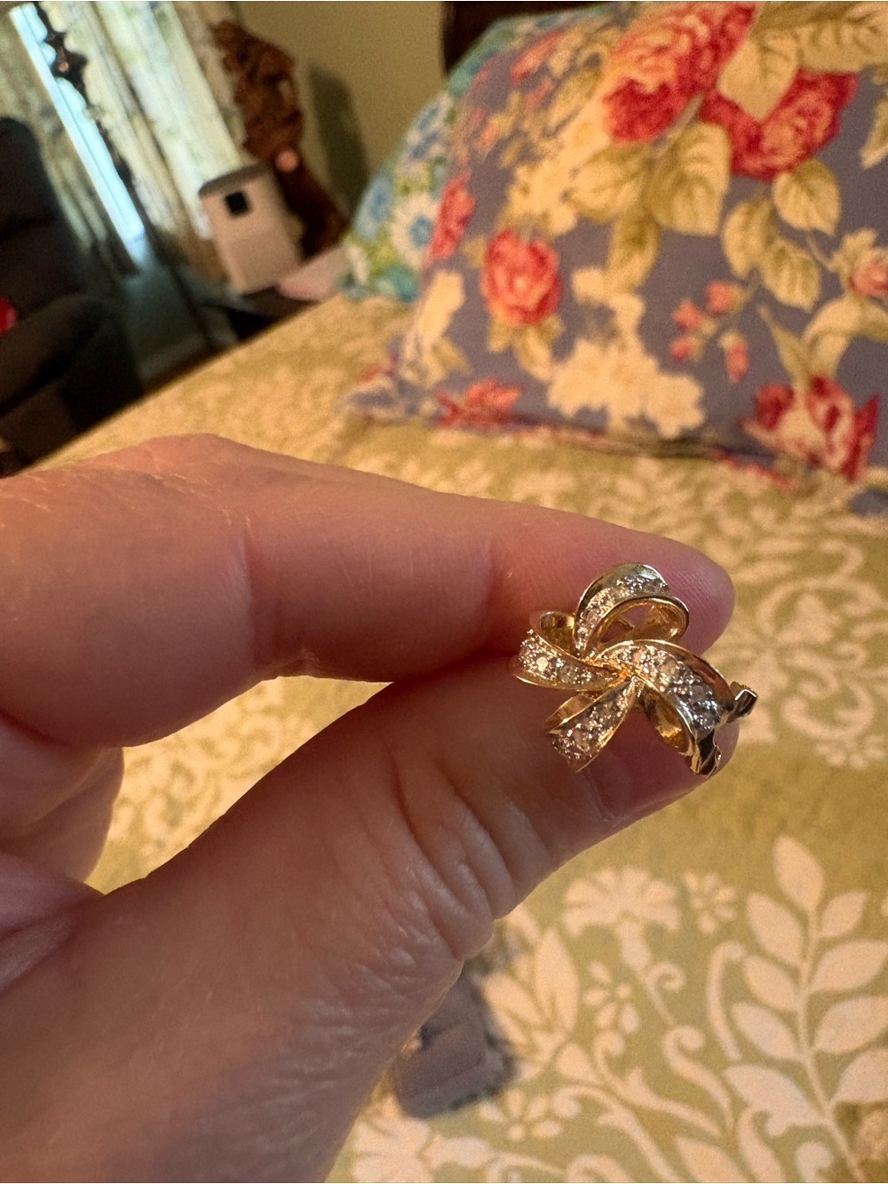 Ribbon 🎀 or Pinwheel shaped genuine Diamond 💎 studs 14k gold . Dazzling pair. - Picture 4 of 10